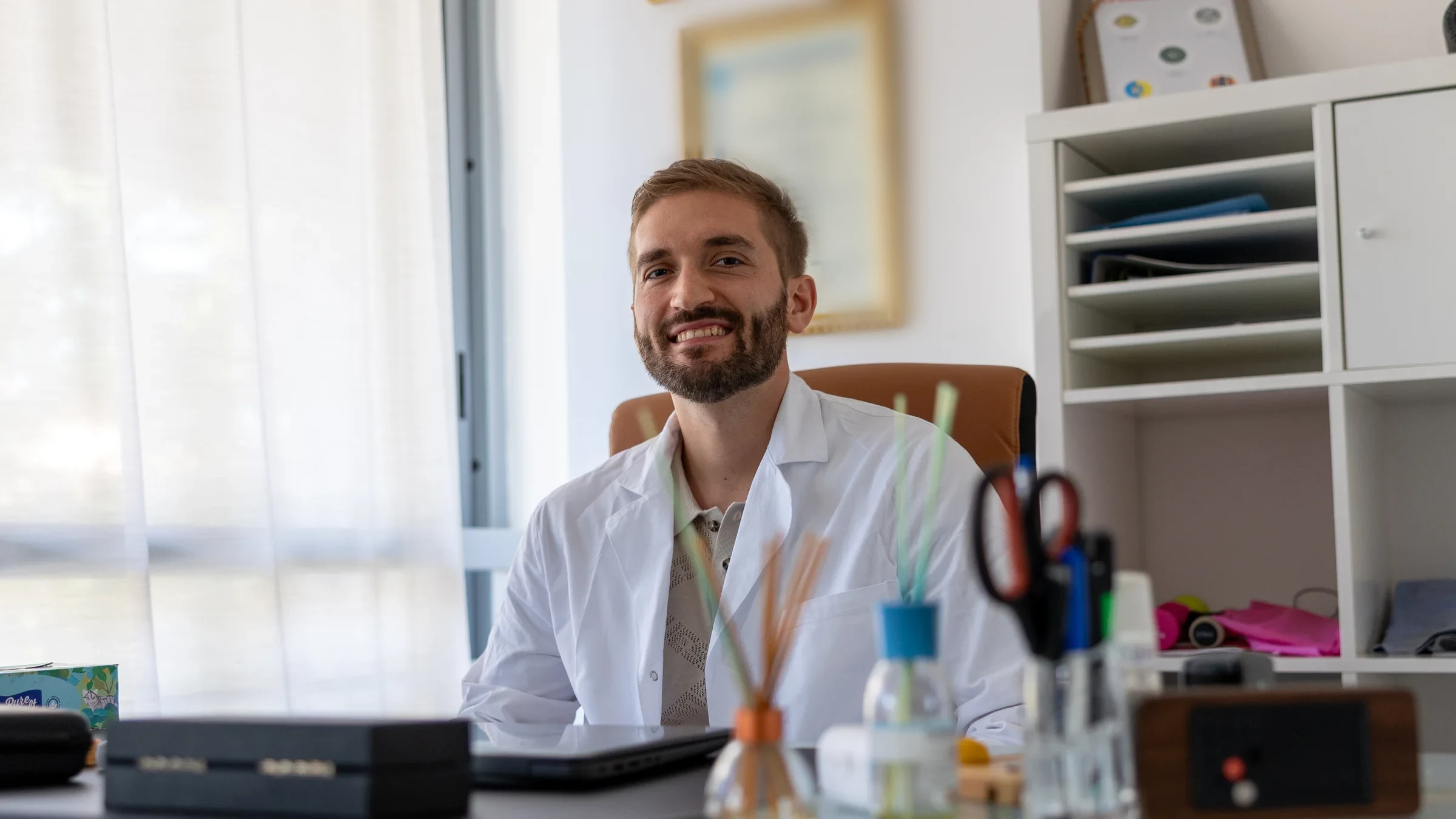 Il dottor Giovanni De Flaviis nel suo studio